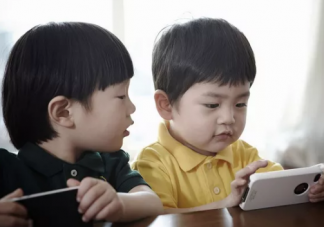 孩子玩手机会影响智力吗 孩子玩手机多长时间最好