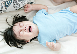 宝宝睡着了家长需要蹑手蹑脚吗 宝宝睡着了父母容易犯哪些错误