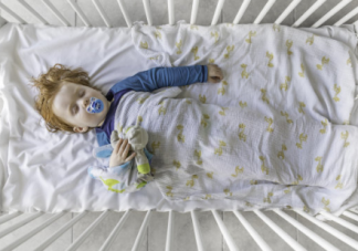 宝宝睡觉滚下床怎么办 如何预防宝宝睡觉滚下床