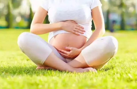 孕妇吃基围虾后可以喝牛奶吗 孕妇吃基围虾相克食物